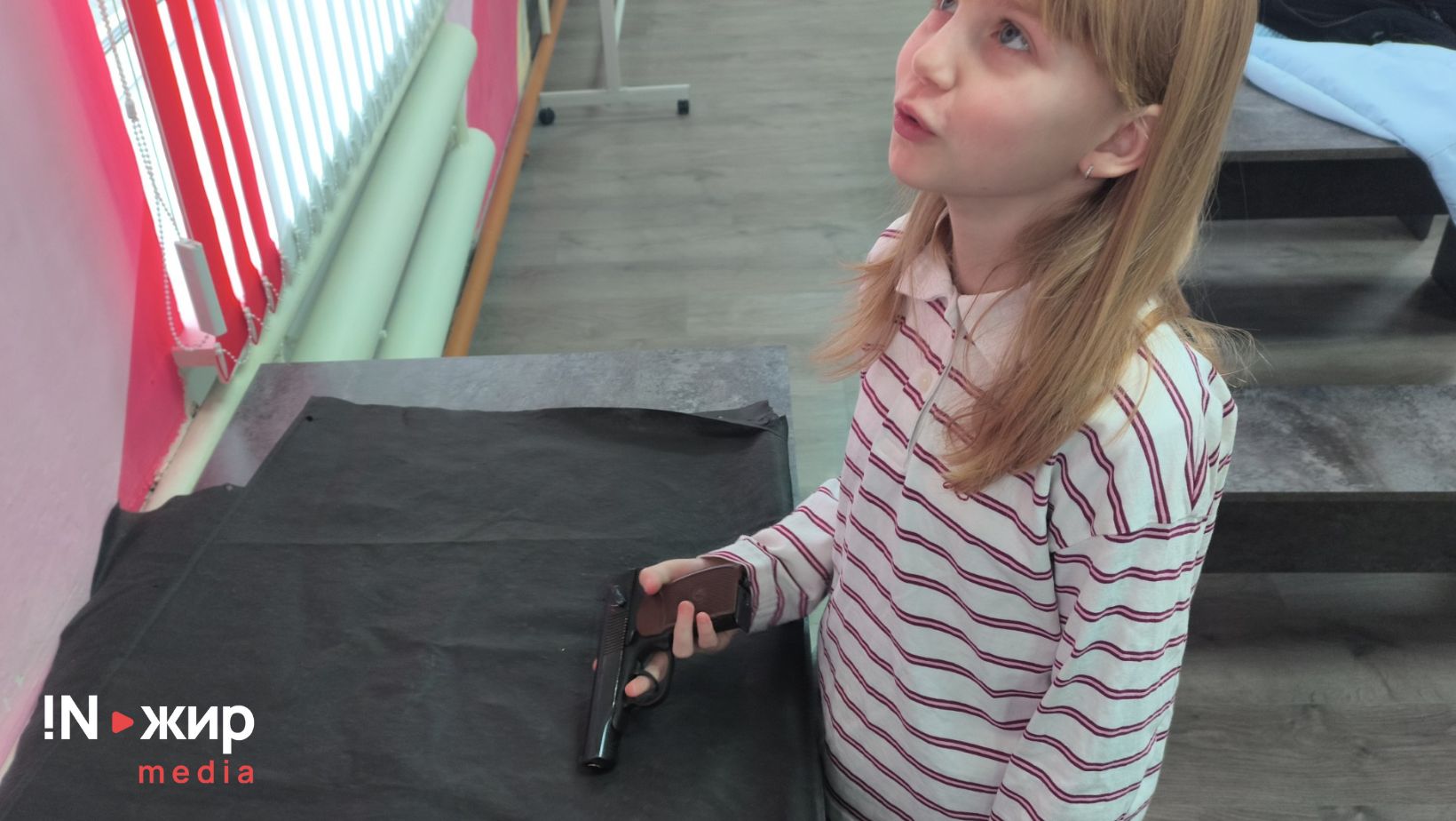 Ребенок с пистолетом в поселке Нижнегорский оккупированного Крыма.